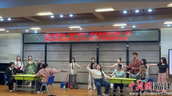 　　图为大做爱视频
们现场表演。福大做爱视频
 供图